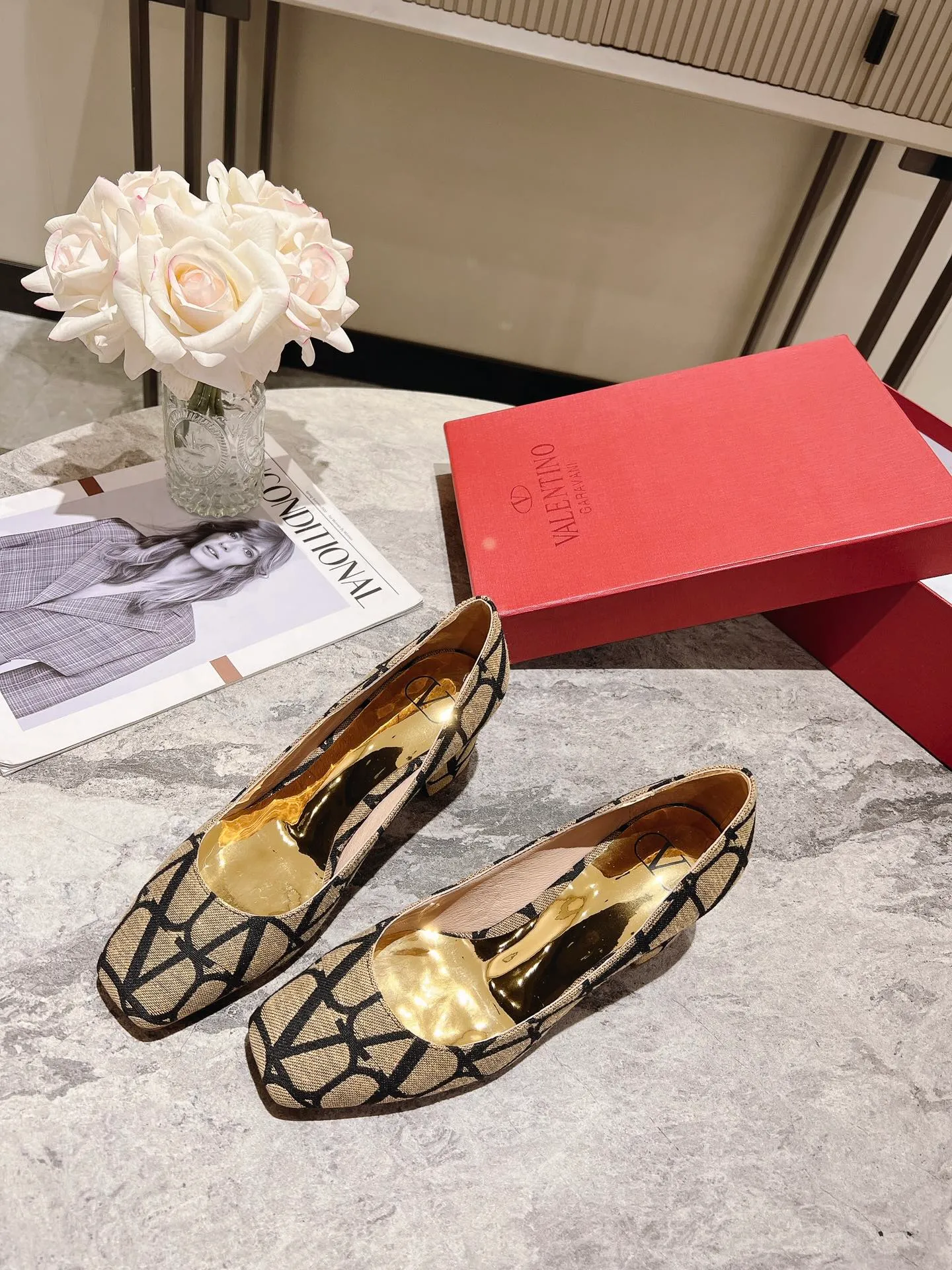 👟👟Ex-factory price 440👟👟 Genuine leather sole +40 Top version 𝑉𝐴𝐿𝐸𝑁𝑇𝐼𝑁𝑂 Valentino new spring and summer women's 5⃣️ color spring shoes. The unique [V logo fabric print pattern] brings out a full sense of high-end, and the new season will live up to expectations! Worth buying★Absolutely high-grade❥Original method, Absolutely sensual❥Elegant style, creating a different feeling, simple and elegant style!  Code number: 35-41 (34-42 customized) Fabric: Fabric printed cloth Lining: Sheepskin lining Heel height: 6cm～8.5cm2⃣️ options Leather outsole Rubber outsole